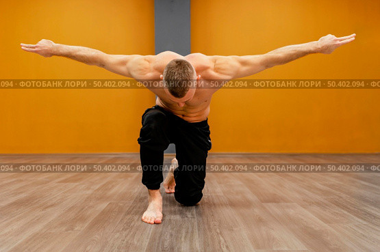 man performing breakdance 9. Стоковое фото, агентство Ingram Publishing / Фотобанк Лори