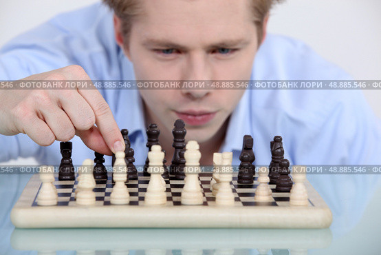 Man playing chess. Стоковое фото, агентство Ingram Publishing / Фотобанк Лори