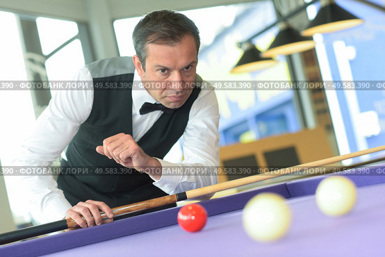 man playing pool in a bar. Стоковое фото, агентство Ingram Publishing / Фотобанк Лори