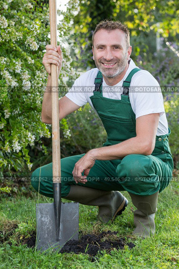 man posing with the shovel. Стоковое фото, агентство Ingram Publishing / Фотобанк Лори