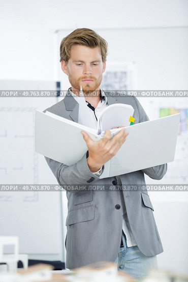 man reading the proposal. Стоковое фото, агентство Ingram Publishing / Фотобанк Лори