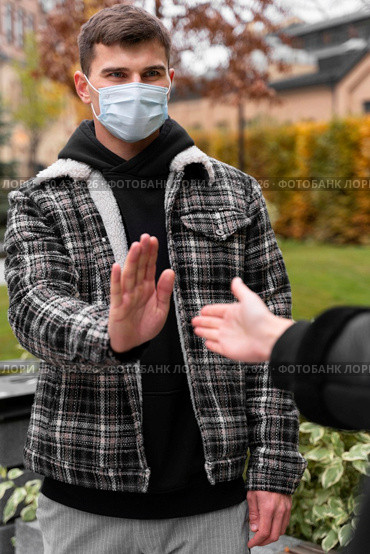 man refusing shake hands. Стоковое фото, агентство Ingram Publishing / Фотобанк Лори