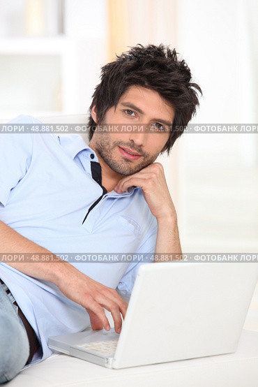 Man relaxing on the sofa. Стоковое фото, агентство Ingram Publishing / Фотобанк Лори