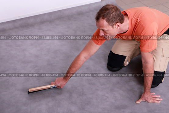 Man renovating the floor. Стоковое фото, агентство Ingram Publishing / Фотобанк Лори