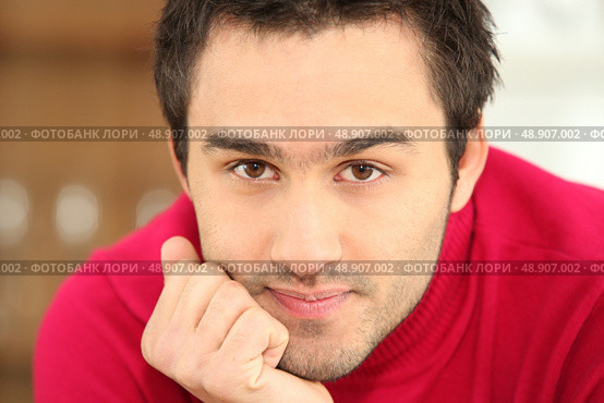 Man resting head wrist. Стоковое фото, агентство Ingram Publishing / Фотобанк Лори