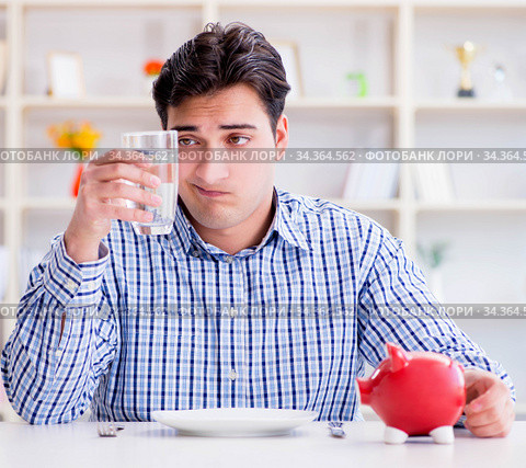 Man running out of money in restaurant and using savings from pi. Стоковое фото, фотограф Elnur / Фотобанк Лори