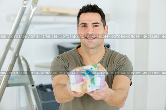 man saving lots of money by renovating house himself. Стоковое фото, агентство Ingram Publishing / Фотобанк Лори