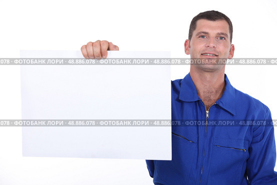 man showing a piece of paper. Стоковое фото, агентство Ingram Publishing / Фотобанк Лори