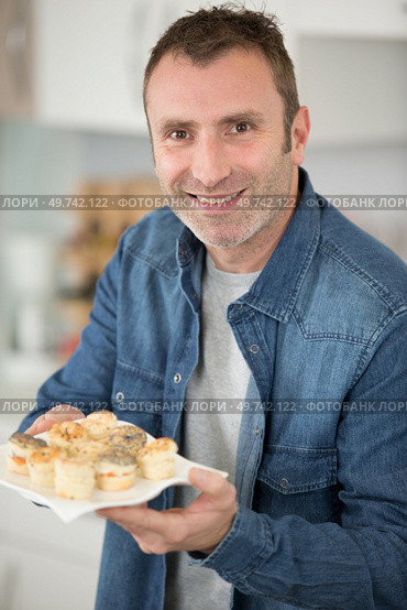 man showing home made crackers at home. Стоковое фото, агентство Ingram Publishing / Фотобанк Лори