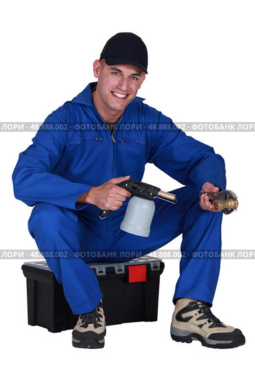 Man sitting on a toolbox. Стоковое фото, агентство Ingram Publishing / Фотобанк Лори