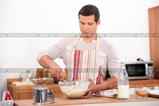 Man stirring mixture in bowl. Стоковое фото, агентство Ingram Publishing / Фотобанк Лори