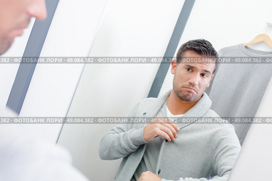 Man trying some clothes on. Стоковое фото, агентство Ingram Publishing / Фотобанк Лори