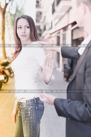 Man trying to acquainting with girl. Стоковое фото, фотограф Яков Филимонов / Фотобанк Лори