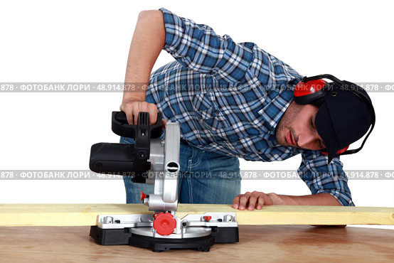 Man using circular saw. Стоковое фото, агентство Ingram Publishing / Фотобанк Лори