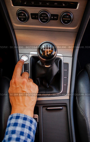 man using gearbox. Стоковое фото, агентство Ingram Publishing / Фотобанк Лори