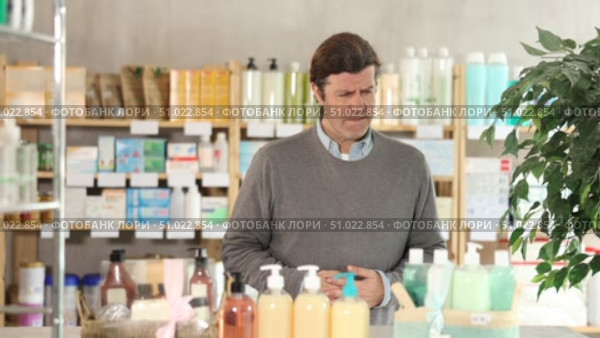 Man visits pharmacy and suffers from abdominal pain. Стоковое видео, видеограф Яков Филимонов / Фотобанк Лори