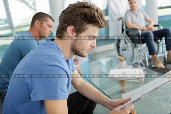 man waiting in medical waiting room. Стоковое фото, агентство Ingram Publishing / Фотобанк Лори