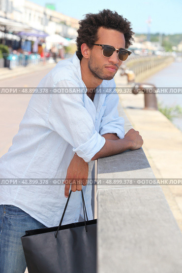 Man walking along the quays. Стоковое фото, агентство Ingram Publishing / Фотобанк Лори