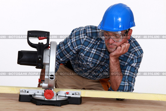 Man with a circular saw. Стоковое фото, агентство Ingram Publishing / Фотобанк Лори