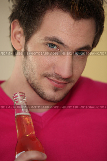 Man with bottle of beer. Стоковое фото, агентство Ingram Publishing / Фотобанк Лори