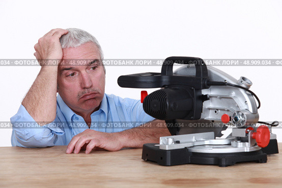 Man with circular saw. Стоковое фото, агентство Ingram Publishing / Фотобанк Лори