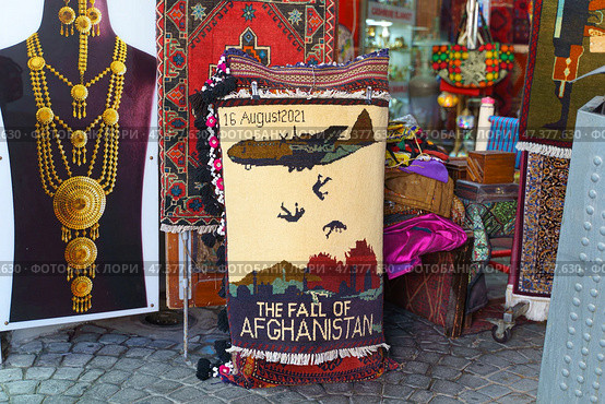 Manama, Bahrain - Jan 08 2024, A view of a small carpet with pattern referring to tragedy of the withdrawal of American troops from Afghanistan in 08, 15, 2021, the Fall of Kabul, Manama, Bahrain. Редакционное фото, фотограф Сергей Богомяко / Фотобанк Лори