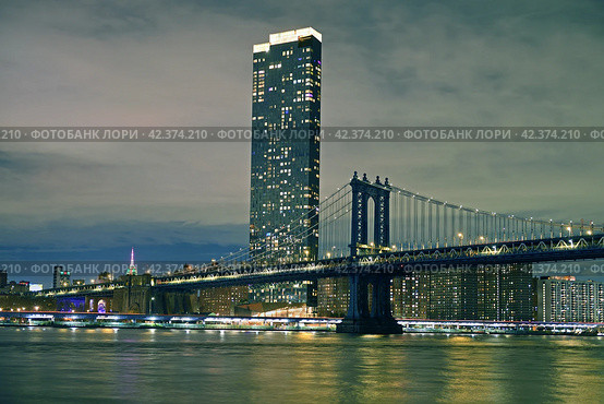 Manhattan Bridge, suspension bridge that crosses East River in New York City, connecting Lower Manhattan with Downtown Brooklyn. Evening (2023 год). Стоковое фото, фотограф Валерия Попова / Фотобанк Лори