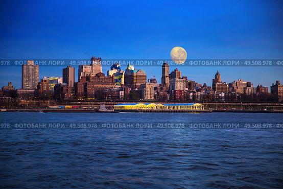 Manhattan Midtown skyline at dusk over Hudson River, New York City. super moon. Стоковое фото, агентство Ingram Publishing / Фотобанк Лори