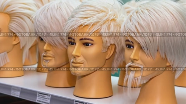 Mannequin heads sporting trendy white hairstyles and beards in a hair salon. Стоковое AI-видео, аниматор Юрий Поздников / Фотобанк Лори