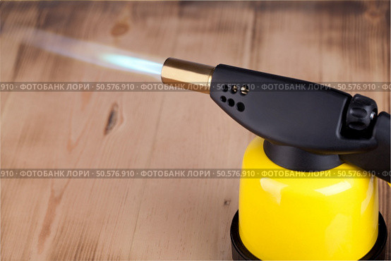 manual gas burner on a wooden background. Blowtorch. Стоковое фото, агентство Ingram Publishing / Фотобанк Лори