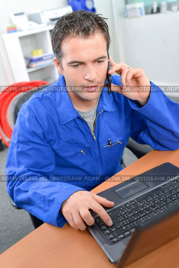 Manual worker ordering replacement parts. Стоковое фото, агентство Ingram Publishing / Фотобанк Лори