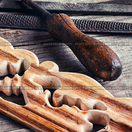 Manually sawn figured wood products and files for wood processing. The woodcutting skills. Стоковое фото, агентство Ingram Publishing / Фотобанк Лори