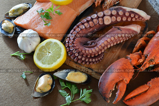 many types of fish on the table. We find lobster, sardines, clams, Octopus, and salmon. Стоковое фото, агентство Ingram Publishing / Фотобанк Лори