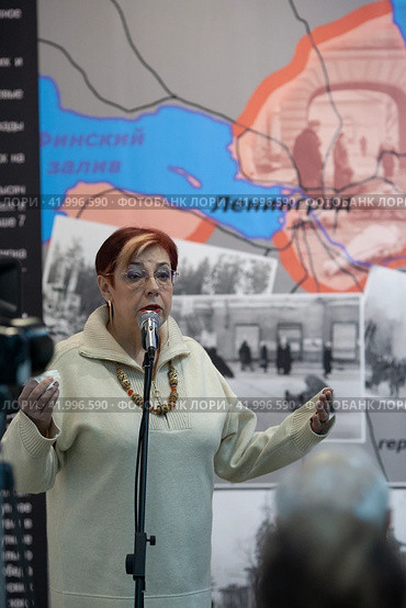 Марина Анатольевна Чернова на выставке блокадный Ленинград (2024 год). Редакционное фото, фотограф Дмитрий Неумоин / Фотобанк Лори