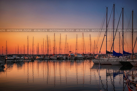 Marina with docked yachts at sunset in Giulianova, Italy. Стоковое фото, агентство Ingram Publishing / Фотобанк Лори