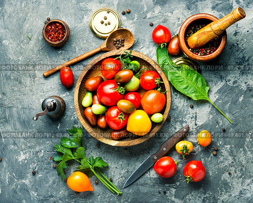 Marinated tomatoes with spices.Canning tomatoes.Pickling of ripe tomatoes. Autumn tomato preservation. Стоковое фото, агентство Ingram Publishing / Фотобанк Лори