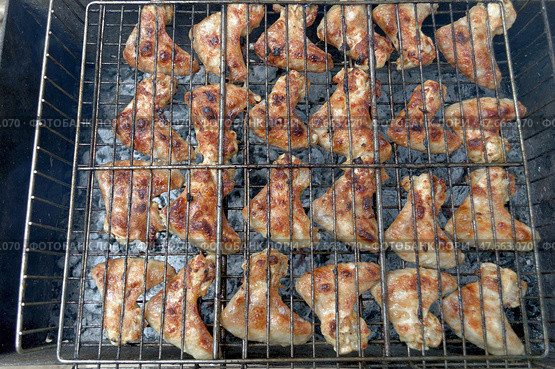 Маринованные куриные крылышки на решетке, приготовление на мангале - Marinated chicken wings on the grill, cooking on the grill. Стоковое фото, фотограф Владислав Дельдюгинов / Фотобанк Лори