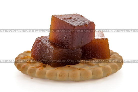 Marmalade cubes in the round cookie isolated on white background. Стоковое фото, агентство Ingram Publishing / Фотобанк Лори