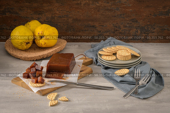 Marmalade in crackers on a kitchen counter with quinces on a cork tray. Стоковое фото, агентство Ingram Publishing / Фотобанк Лори