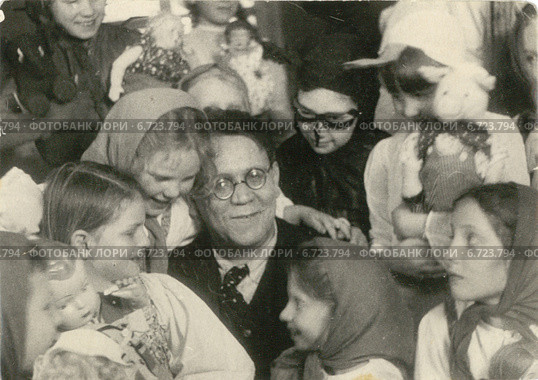 Маршак Самуил Яковлевич с детьми в детском клубе. 05.11.1940 г. Редакционное фото, фотограф Терещенко Оксана / Фотобанк Лори
