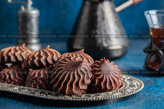 marshmallow in chocolate or marshmallow with a cup of coffee on a gray background of concrete and linen fabric. side view. Стоковое фото, фотограф Ирина Ручушкина / Фотобанк Лори