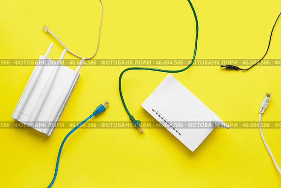 Маршрутизатор Wi-Fi с антеннами и сетевыми кабелями на цветном фоне. Стоковое фото, фотограф Pixel_shot / Фотобанк Лори