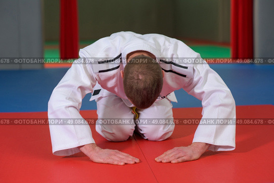 Martial artist bowing before a match. Стоковое фото, агентство Ingram Publishing / Фотобанк Лори