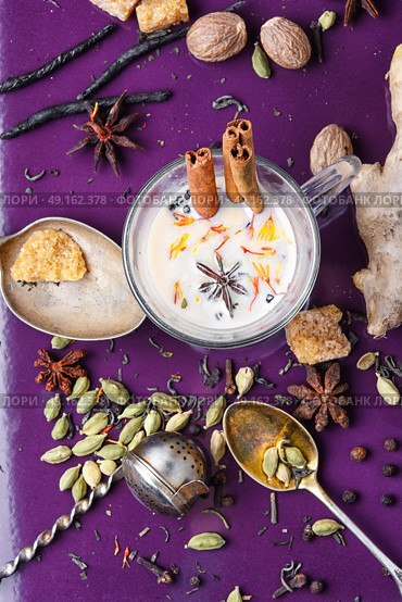 Masala tea ingredients. glass of Indian tea with milk and spicy spices. Стоковое фото, агентство Ingram Publishing / Фотобанк Лори