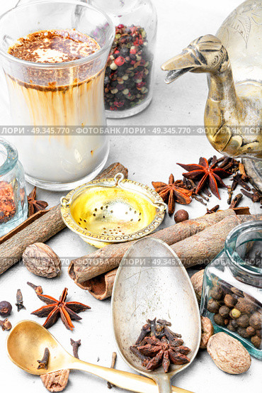 Masala tea with spices. Glass cup of traditional indian masala tea.Masala chai. Стоковое фото, агентство Ingram Publishing / Фотобанк Лори