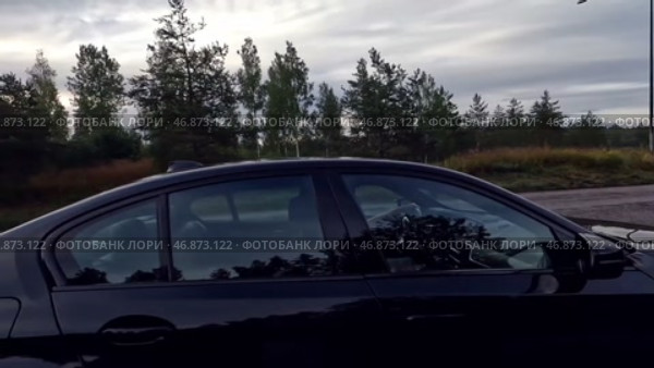Машина приехала на зеленую стоянку в лесу в Финляндии рано утром. Май. The car arrived at a green parking in the forest in Finland early in the morning. May. Редакционное видео, видеограф Горшков Александр / Фотобанк Лори