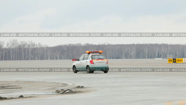 Машина со спец огнями. Стоковое видео, видеограф Кирилл Трифонов / Фотобанк Лори