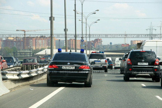 Машина со спецсигналами в сопровождении автомобиля ДПС на МКАД (2011 год). Редакционное фото, фотограф Щеголева Ольга / Фотобанк Лори