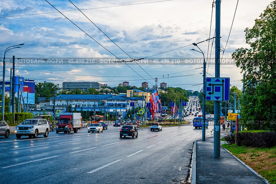 Машины едут по многополосной дороге в городе (2024 год). Редакционное фото, фотограф Илья Старков / Фотобанк Лори