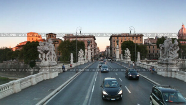 Машины едут по мосту  Ponte Vittorio Emanuele II через Тибер (2011 год). Стоковое видео, видеограф Losevsky Pavel / Фотобанк Лори